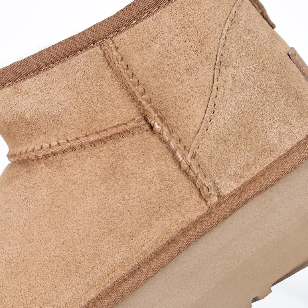 Pick up locally 💰560 The core recommendation is good price UGG Thick-soled short style Zhou Dongyu Same style series Xiaohongshu hot model Henan Longfeng leather production Sheepskin and wool integrated Top quality in the market 2-3 cm cashmere insole to keep warm in winter and suitable for home use UUG has launched a style series in the new year, partially skewed towards the preferences of young consumers, and has also been at the forefront of fashion trends. Shoe body material Water-repellent coated suede upper 17mm UGGPURE™ implanted wool insole Lightweight non-slip comfortable rubber outsole With brand LOGO Trademark Comes with full packaging Size: 35 36 37 38 39 40